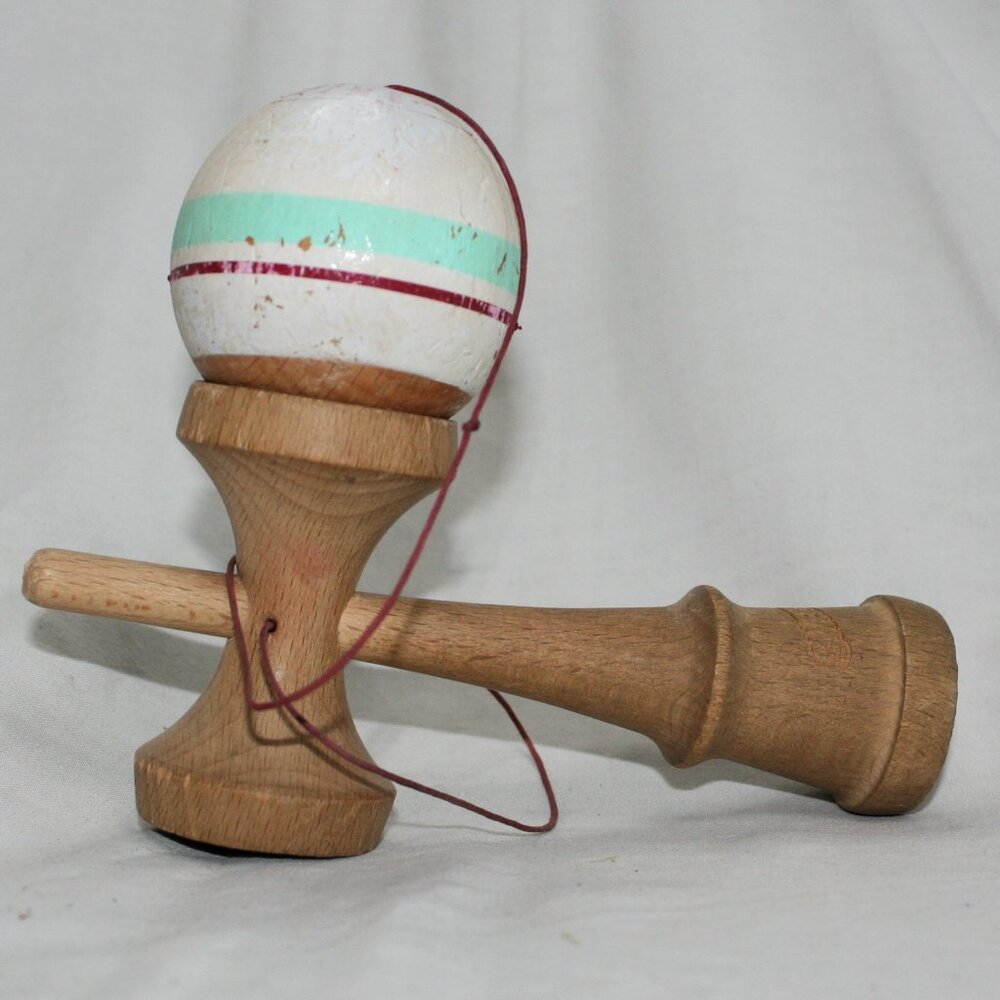 🌟 Vintage Wooden Kendama Ball Toy – Sweet Stamped Handle 🌟